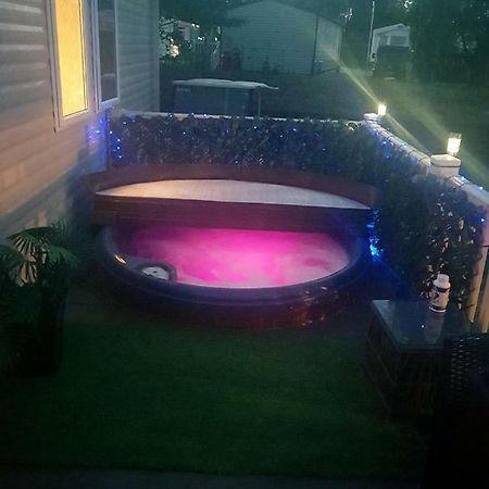 3 Bedroom Caravan With Hot Tub Tattershall Lakes Eksteriør bilde