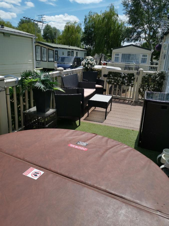 3 Bedroom Caravan With Hot Tub Tattershall Lakes Eksteriør bilde