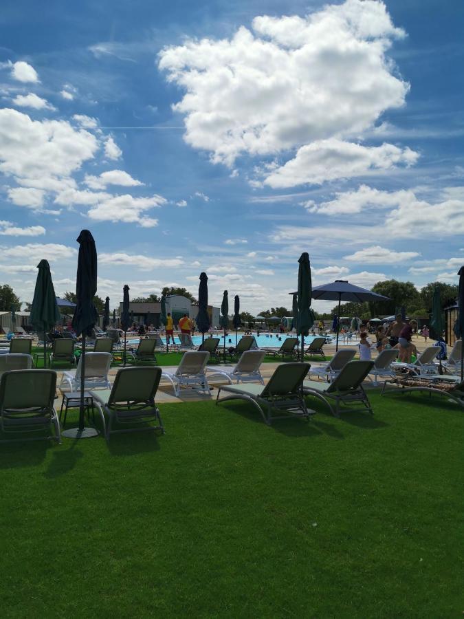 3 Bedroom Caravan With Hot Tub Tattershall Lakes Eksteriør bilde