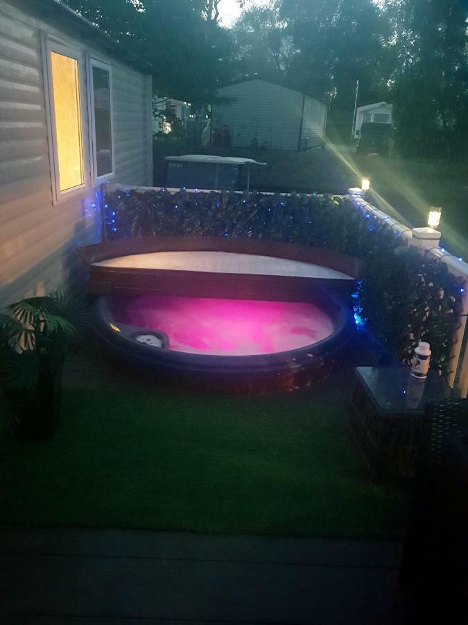 3 Bedroom Caravan With Hot Tub Tattershall Lakes Eksteriør bilde